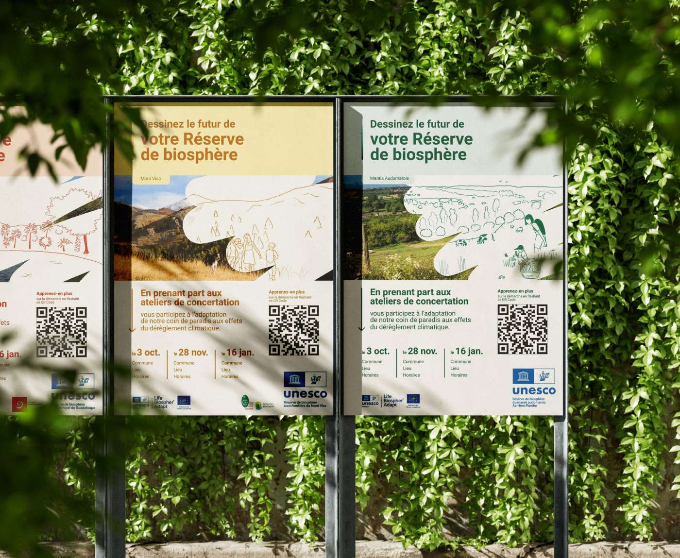 affiche sur des panneaux dans une rue 