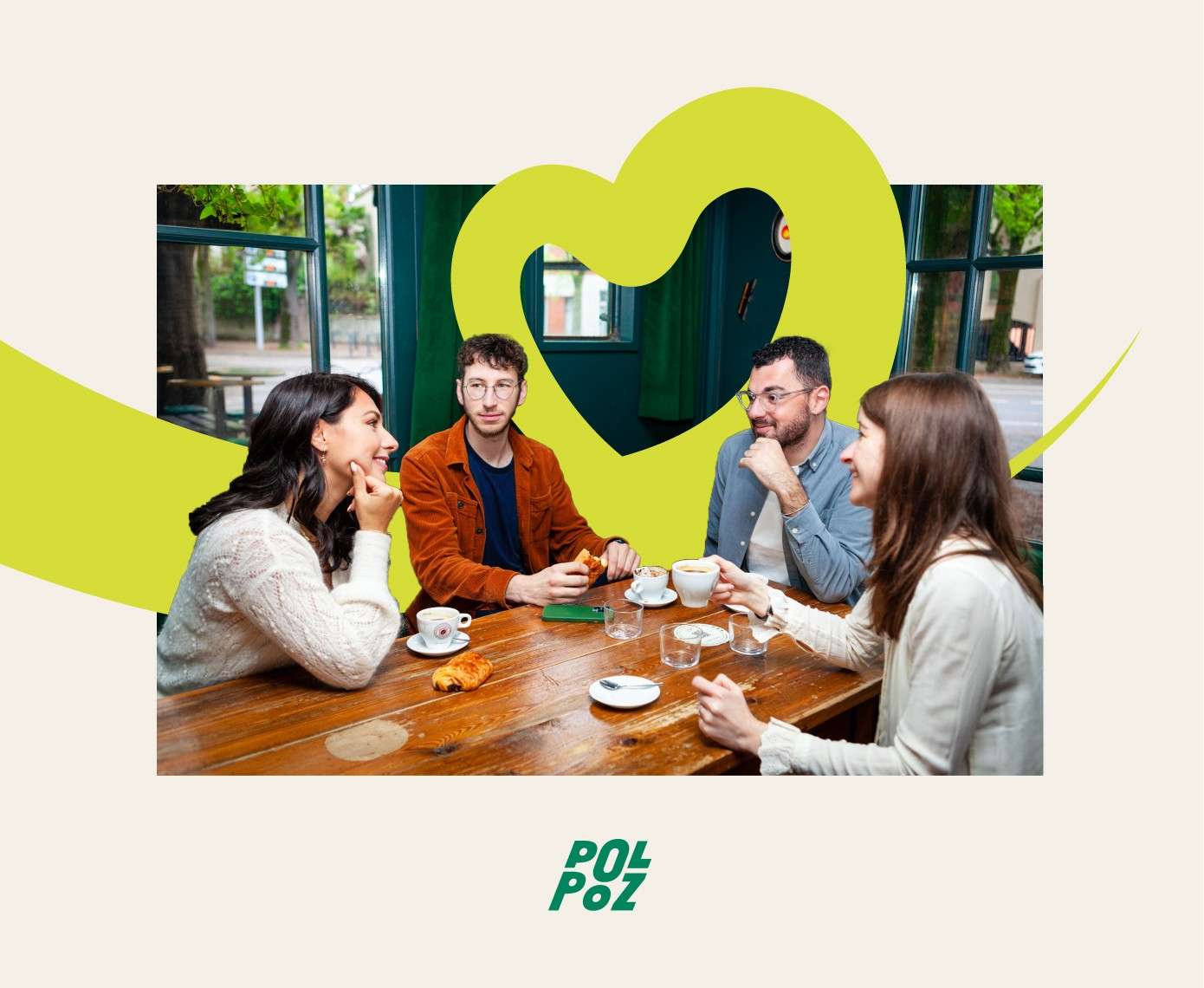 Équipe Polpoz réunie autour d'un café accompagné d'un cœur vert caractéristiques de l'identité visuelle de Polpoz